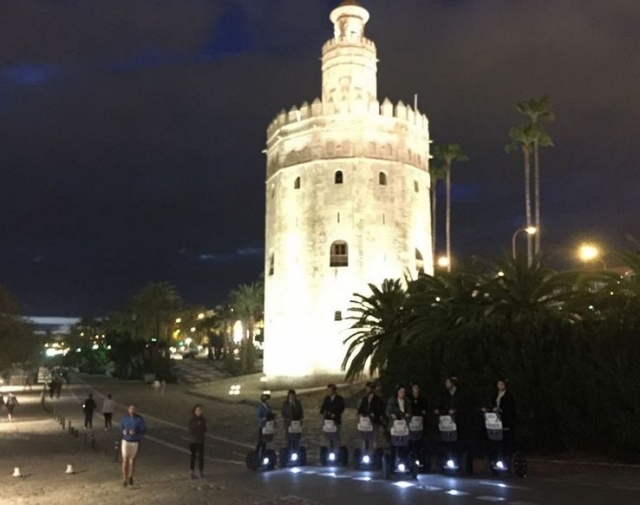 torre del oro de noche